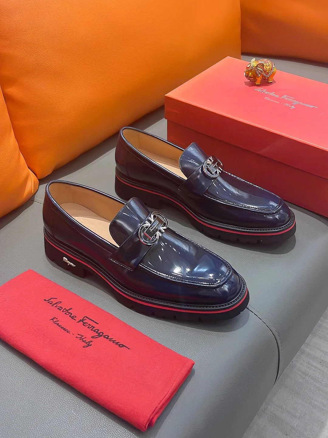 Men's shoes FERRAGAMO "Ferragamo" P540 Regular size: 39-44 (38, 45, 46, 47 customized) (suit shoes) Product materials: Selected first-layer cowhide upper, imported sheepskin lining; original outsole.